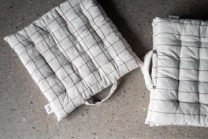 Sittdyna Lucas, med handtag, återvunnen vävd rand i klassisk stil. Svart