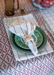 Tygservett / liten duk Lucas, garnfärgad mönstervävd och återvunnen rand i klassisk stil. Röd