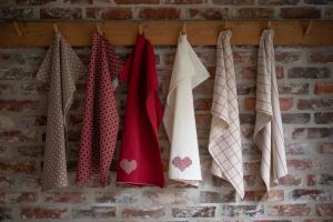 Kökshandduk Lucas, garnfärgad mönstervävd och återvunnen rand i klassisk stil. Röd