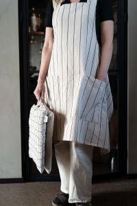 Förkläde Lucas, breda axelband, mönstervävd och återvunnen rand i klassisk stil. Svart