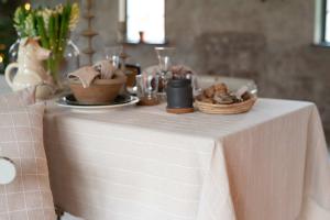 Duk Lucas stor, garnfärgad mönstervävd och återvunnen rand i klassisk stil. Offwhite