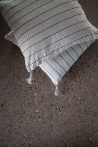 Kuddfodral Lucas, med tofsar, mönstervävd och återvunnen rand i klassisk stil. Svart