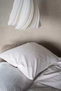 Bäddset Smilla, otroligt mjuk känsla med textur, slät baksida. Vit