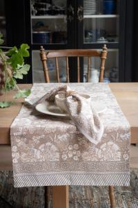 Servett, liten duk SONIA, blommig och bård runt om kanten, linnefärgad botten