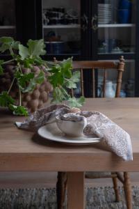Servett, liten duk SONIA, blommig och bård runt om kanten, linnefärgad botten