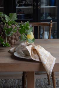 Servett, liten duk SONIA, blommig och bård runt om kanten, gul bottenfärg