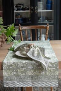 Servett, liten duk SONIA, blommig och bård runt om kanten, ljusgrön bottenfärg