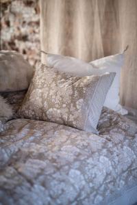 Bäddset SONIA blommig och bård runt om, linnefärgad botten