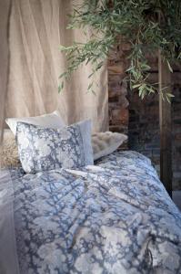 Bäddset SONIA blommig och bård runt om, blå botten