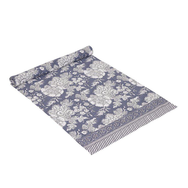 Bordslöpare SONIA, blommig och bård i kortsidorna, blå bottenfärg