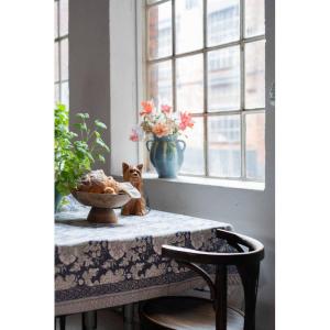 Duk SONIA blommig och med bård längs med långsidorna, blå bottenfärg