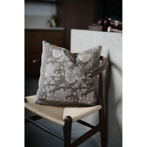 Kuddfodral SONIA, blommig och bård runt om, lattefärgad botten