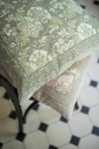 Kuddfodral SONIA, blommig och bård runt om, ljusgrön botten