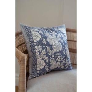 Kuddfodral SONIA, blommig och bård runt om, blå botten