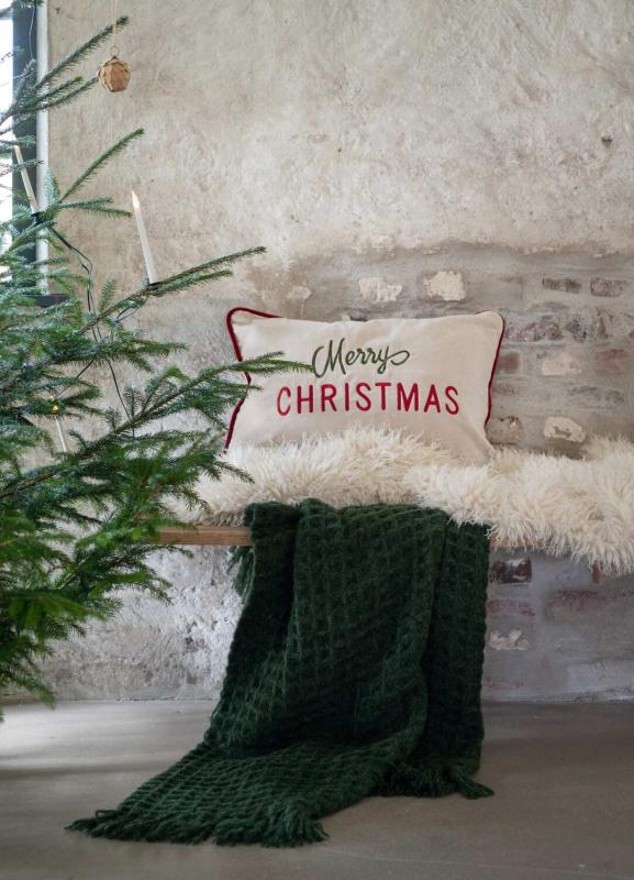 Kuddfodral CHRISTMAS i beige sammet med broderad text Merry Christmas