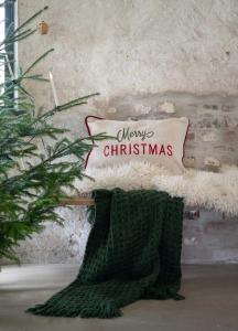 Kuddfodral CHRISTMAS i beige sammet med broderad text Merry Christmas