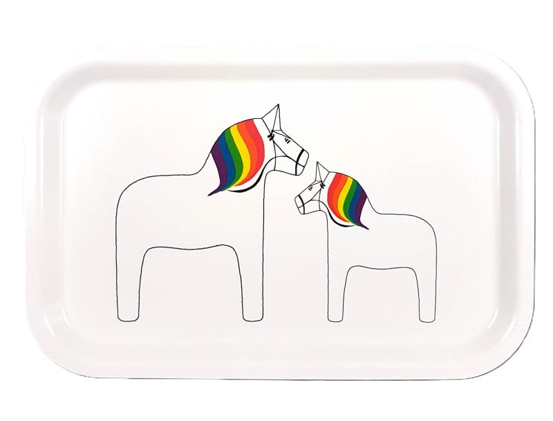 Bricka PRIDE HORSE, rektangulär bricka med Dalahästar med regnbågsman