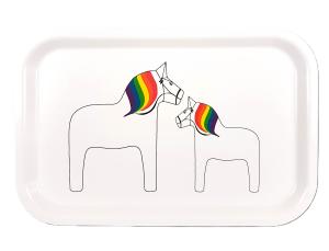 Bricka PRIDE HORSE, rektangulär bricka med Dalahästar med regnbågsman
