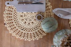 Rund Bordstablett, tallriksunderlägg, duk BRITTA, handvirkad i gult