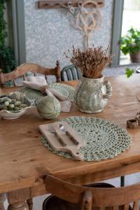 Rund Bordstablett, tallriksunderlägg, duk BRITTA, handvirkad i ljusgrön