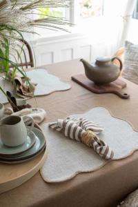 Bordstablett IDA, enfärgad linnetablett med vågig kant i jute