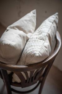 Kuddfodral EBBOT, vävt melerat kuddfodral i beige och linnefärg