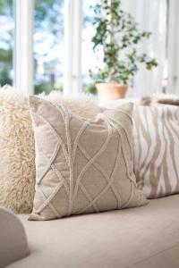 Kuddfodral LIV, enfärgad med flätat repmönster i linnefärg