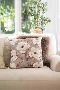 Kuddfodral CORNELIA med stora blommor på ljusgrå botten