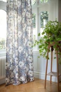 Gardin CORNELIA med stora blommor på blå botten