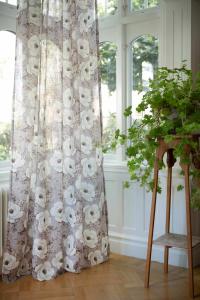 Gardin CORNELIA med stora blommor på ljusgrå botten