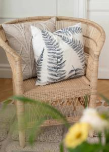 Kuddfodral ELLIOT med stora ormbunksliknande gråblå blad på offwhite bottenfärg