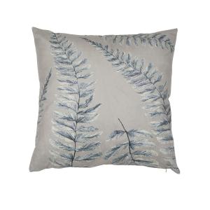 Kuddfodral ELLIOT med stora ormbunksliknande gråblå blad på linnefärgad botten