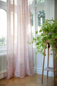 Gardin PENNY med blommor och fjärilar på laxrosa botten