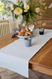 Bordslöpare ABBE med smala ränder i offwhite och ljusblått