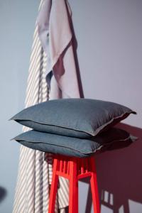 Kuddfodral NORTON i tvättad denim i blått med jeanskaraktär