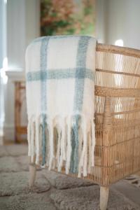 Pläd KOSTER, rutig i blått och antikvitt med fransar