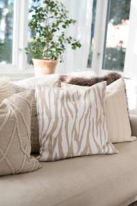 Kuddfodral ZEBRA med tryckt zebramönster i vitt och beige