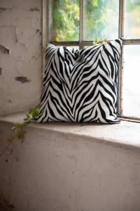 Kuddfodral ZEBRA med jaquardvävt zebramönster i svart och linnefärg