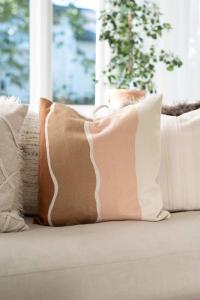 Kuddfodral WAVE med broderat lätt vågigt mönster i brända rosa nyanser