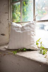 Kuddfodral VALLE med vävda ränder i beige och tofsar i hörnen