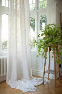 Gardin ENZO, enfärgad extra bred gardin med linslag i offwhite