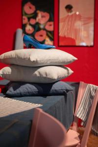 Kuddfodral MALVA, enfärgad i marinblått