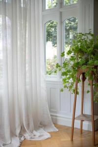 Gardin ABBY, enfärgad extra lång med glesvävt rutmönster i offwhite