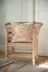 Kuddfodral SASHA med tryckta linnefärgade djungelväxter på gul botten