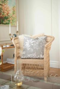 Kuddfodral SASHA med tryckta linnefärgade djungelväxter på grön botten