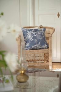 Kuddfodral SASHA med tryckta linnefärgade djungelväxter på blå botten