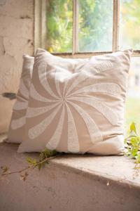 Kuddfodral SPIN med en broderad vindsnurra i beige, linnefärgad botten