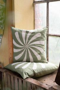 Kuddfodral SPIN med en broderad vindsnurra i beige, grön botten