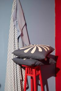 Kuddfodral SPIN med en broderad vindsnurra i beige, marinblå botten