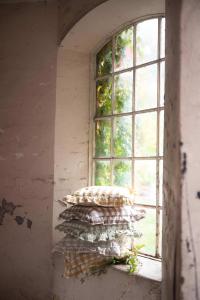 Kuddfodral LISA i linnefärgad och vit rutig bäckebölja med volang runt kanten